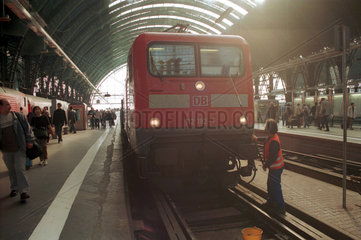 Arbeiter waescht eine Lok im Frankfurter Hauptbahnhof