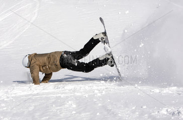 Krippenbrunn  Oesterreich  Mann stuerzt beim Snowboardfahren