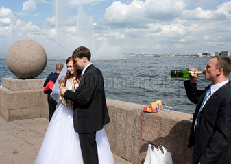 Sankt Petersburg  Russland  Brautpaar an der Newa