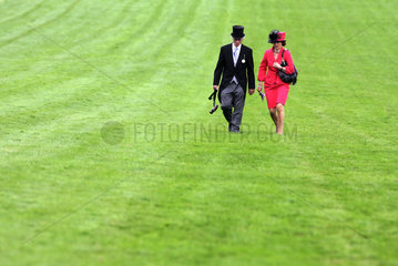 Epsom  Grossbritannien  elegant gekleidetes Paar auf gruenem Rasen