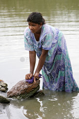 Karumanchi  Indien  eine Frau beim Waesche waschen