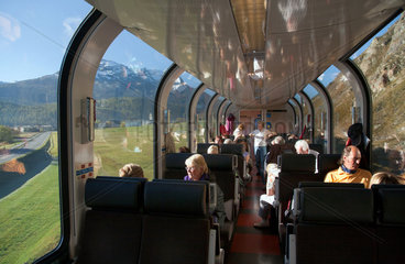 Celerina  Schweiz  Fahrt mit dem Panoramawagen im Bernina Express