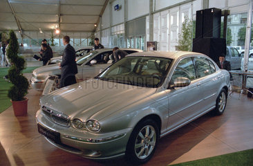 Platinum-silberner Jaguar X-Type in einem Autosalon in Bukarest  Rumaenien