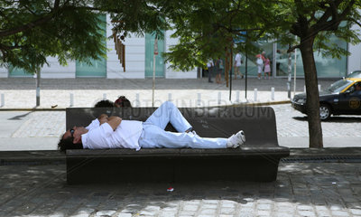 Buenos Aires  Argentinien  Mann beim Mittagsschlaf auf einer Bank