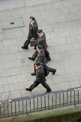 Berlin  Armeeangehoerige laufen auf der Strasse