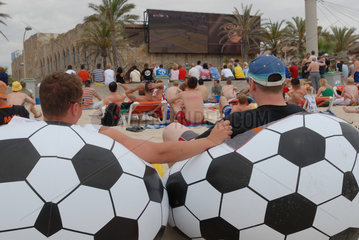 Spanien  Mallorca  deutsche Fussballfans am Ballermann