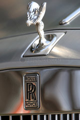Dubai  Vereinigte Arabische Emirate  Logo und Kuehlerfigur eines Rolls Royce