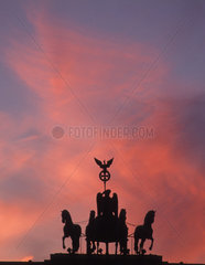 Die Quadriga auf dem Brandenburger Tor im Gegenlicht