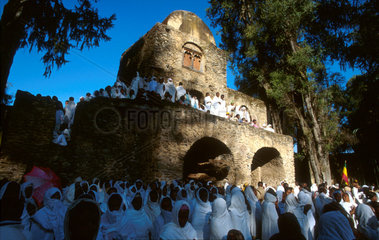 Glaeubige Christen beim Timkat-Fest in Aethiopien