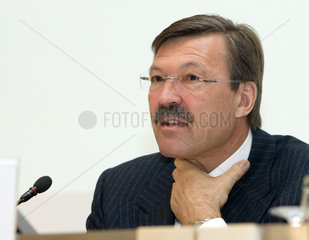 Dr. Hans-Joachim Koerber  Metro AG
