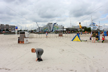 Damp  Deutschland  Kind spielt am Strand