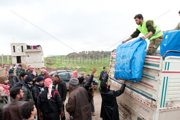 Assaharia  Syrien  die Freie Syrische Armee verteilt Zelte an Fluechtlinge
