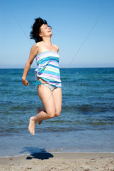Ahrenshoop  Deutschland  junge Frau springt am Strand
