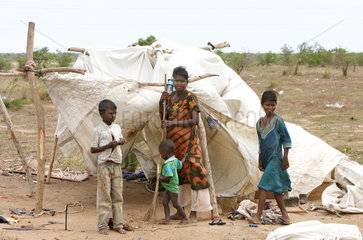 Vakaneri  Sri Lanka  eine Frau mit ihren Kindern