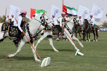 Dubai  Jungen beim Lanzenstechen auf Arabischen Vollblutpferden