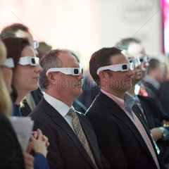 Hannover  Deutschland  Messebesucher mit 3D-Brillen