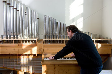 Meiningen  Deutschland  Orgelbauer bei der Arbeit