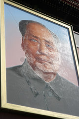 Peking  Portraet von Mao Tse Tung am Tiananmen-Tor