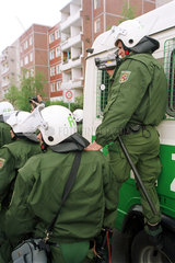 Berlin  Deutschland  Polizeikameramann waehrend eines Demonstrationseinsatzes