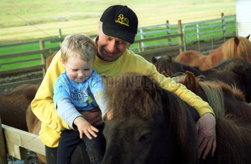 Varmahlid  Vater mit Sohn bei Island-Pferden