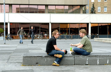 Braunschweig  Studenten auf dem Campus der TU Carolo-Wilhelmina
