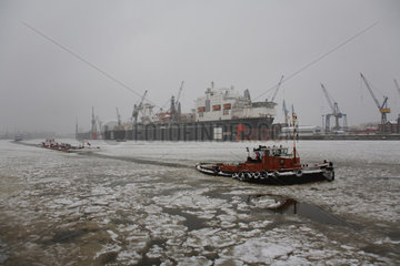 Hamburg  Deutschland  eine Lotsenschiff faehrt bei vereister Elbe im Hamburger Hafen