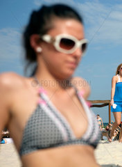 Essen  Deutschland  junge Frau im Strandbad am Baldeneysee
