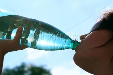 Berlin  Frau trinkt Wasser aus einer Pet-Flasche