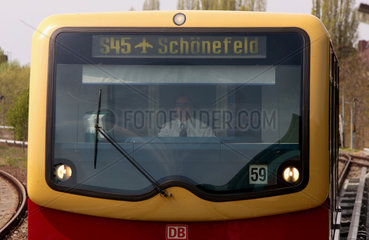 Berlin  Zug der S-Bahnlinie 45 Richtung Flughafen Schoenefeld