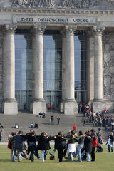 Berlin  Freizeitgruppe auf dem Platz der Republik