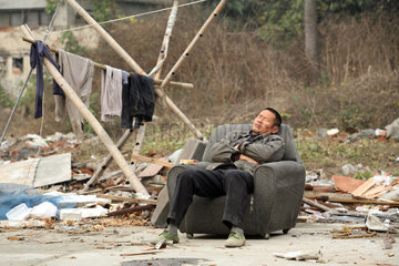 Suzhou  Mann schlaeft in einem Sessel
