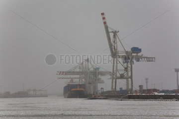 Hamburg  Deutschland  vereiste Elbe im Hamburger Hafen