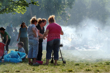 Berlin  Frauen grillen im Park
