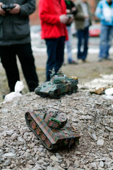 Floeha  Deutschland  Maenner spielen mit ihren Modellbau-Panzern