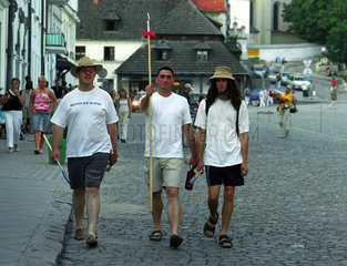 Touristen am Alten Markt in Kazimierz Dolny  Polen