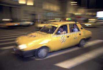 Ein Taxi bei Nacht in Bukarest