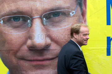 Berlin  FDP-Generalsekretaer Dirk Niebel vor einem Wahlplakat mit G. Westerwelle