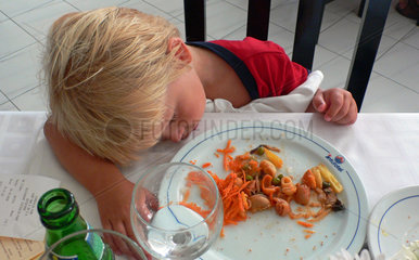 Cala Esmeralda  ein Kind ist beim Essen eingeschlafen