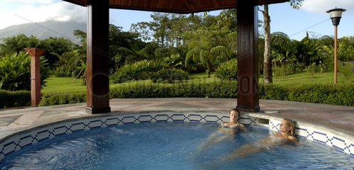 Zwei junge Frauen entspannen sich im Hotel Whirlpool  Costa Rica