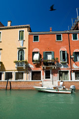 Venedig  Italien  typische Haeuser an einem Kanal