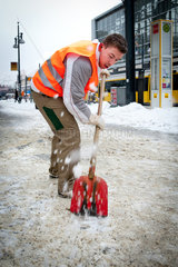 Berlin  Deutschland  Mitarbeiter der BSR beseitigt Schnee und Eis