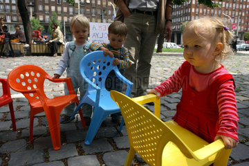 Budapest  Kinder mit Stuehlen