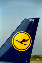 Seitenflosse eines Flugzeugs mit Lufthansa-Logo