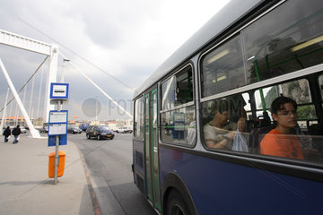 Junge Frau im Bus in Budapest  im Hintergrund die Elisabethbruecke