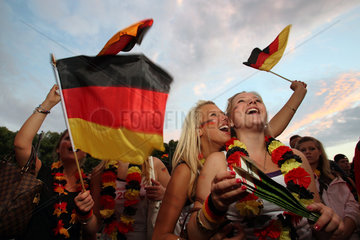 Berlin  Deutschland  Fussball-Fans auf der Fanmeile vor dem Brandenburger Tor