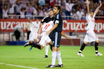 Sevilla  Spanien  Raul von Real Madrid ist frustriert ueber das Tor von Sevilla FC