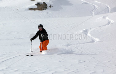 Belalp  Schweiz  ein Mann faehrt Ski im Tiefschnee