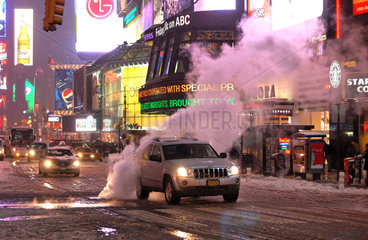 New York City  USA  ein Auto faehrt am Times Square ueber einen dampfenden Gulli
