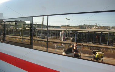 Stuttgart  Deutschland  ICE Reisende spiegeln sich im Fenster