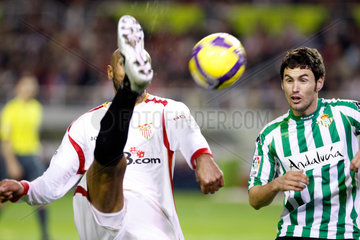 Sevilla  Spanien  Fussballspieler Kanoute und Melli bei einem Spiel